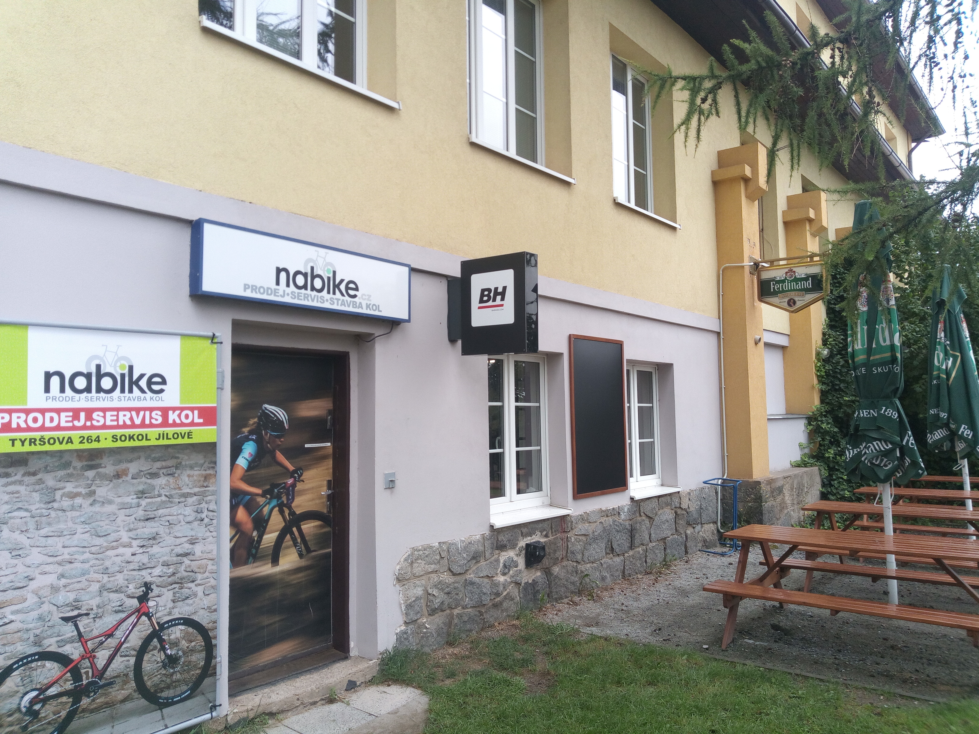Vstup do prodejny NABIKE v Jílovém u Prahy